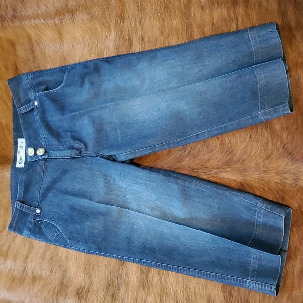 One One brand ladies size 8 jean capri's